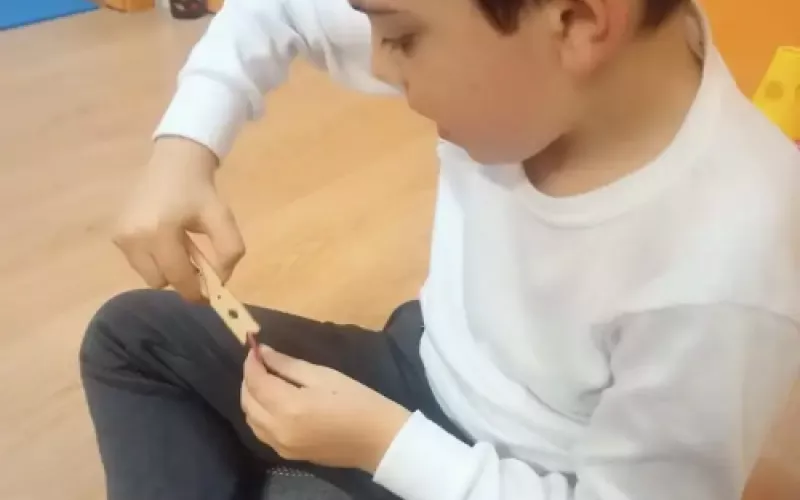 Niño jugando