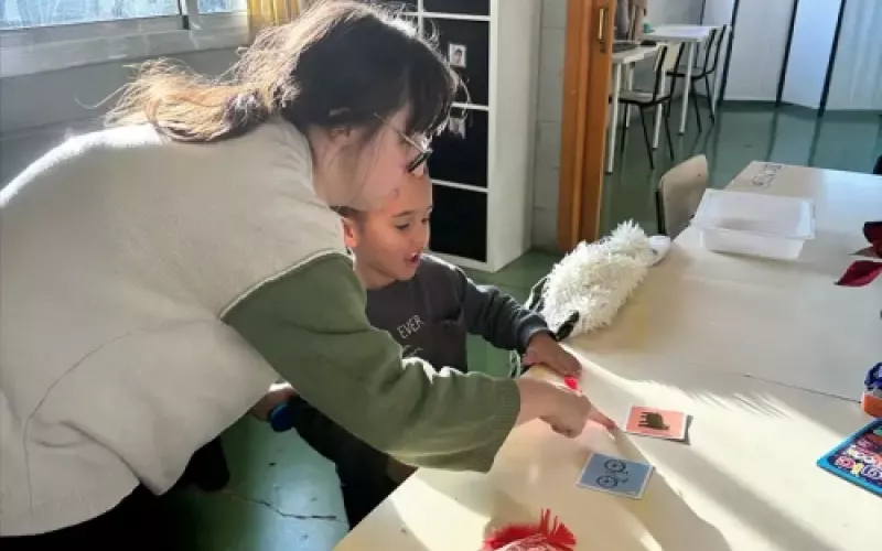 Terapeuta atendiendo a niño