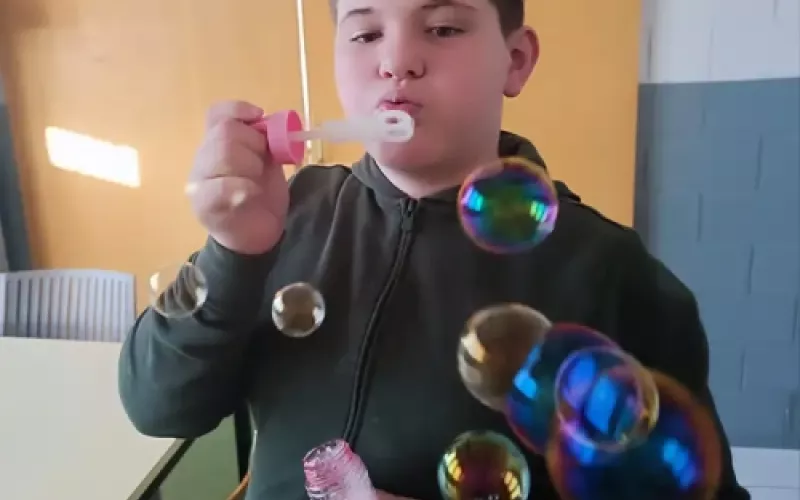 Niño soplando pompas de jabón