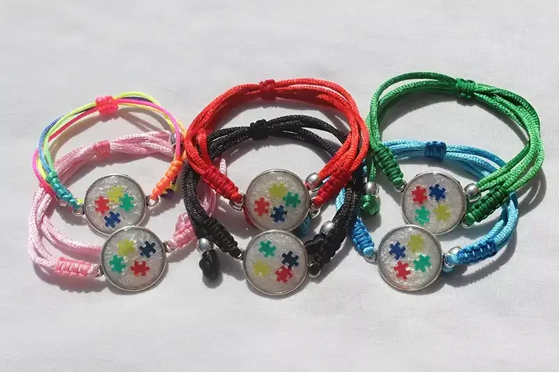 Pulsera con motivo de puzzle redondo