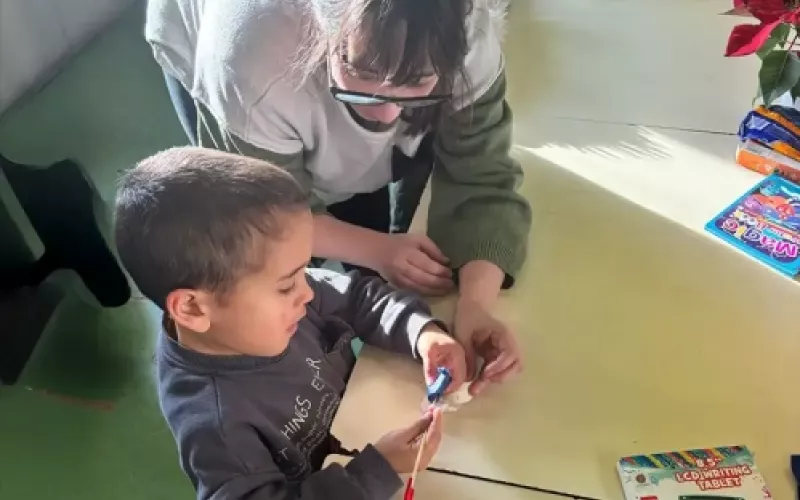 Terapeuta y niño trabajando