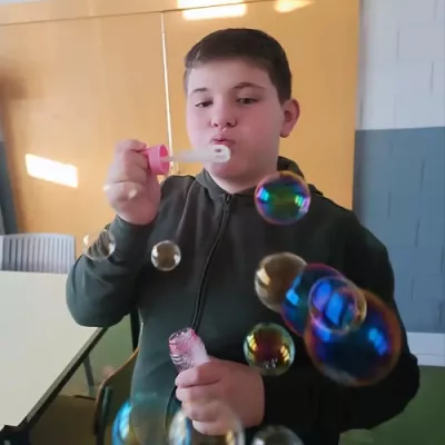 Niño soplando pompas de jabón