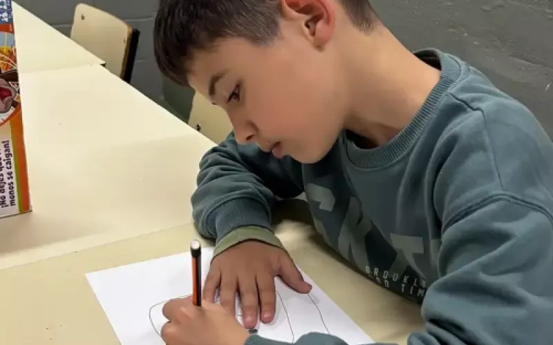 Niño trabajando con programas terapéuticos