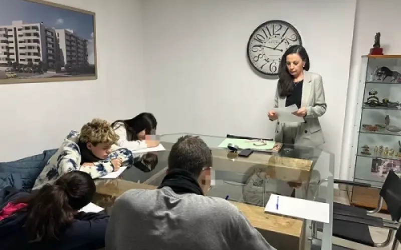 Terapeuta trabajando con jóvenes