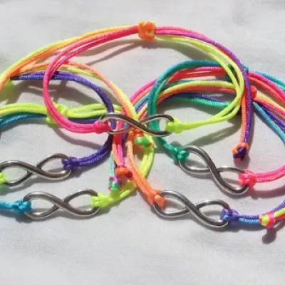 Pulseras en varios colores con motivo infinito