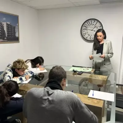 Terapeuta treballant amb joves