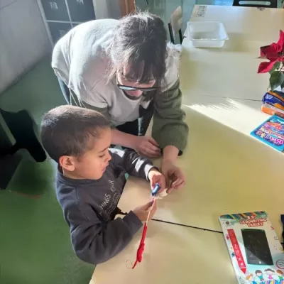 Terapeuta i nen treballant