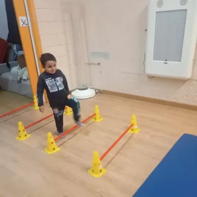 Nen jugant per a treballar psicomotricitat