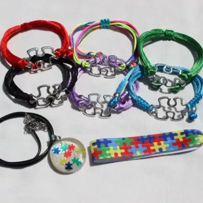 Pulseras y colgantes con diseños coloridos