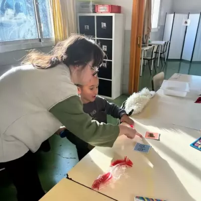 Terapeuta atenent nen